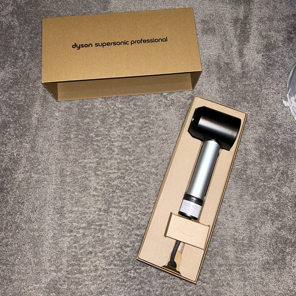 dyson supersonic NEW. Has never been used.